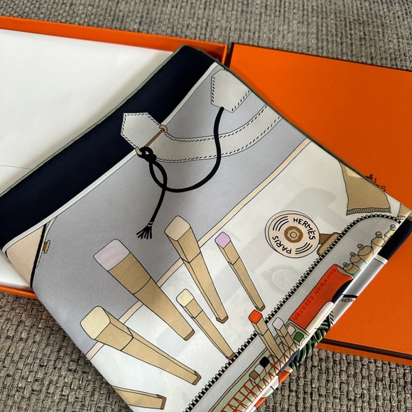 NEW HERMES Bagage a Main 100% SILK Scarf 90 w/ Receipt - Picture 7 of 16